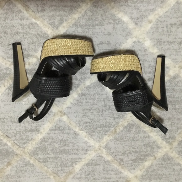 GUESS PLATFORM HEELS - Picture 3 of 3